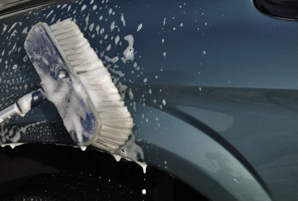 Wassen auto met scrub borstel — Stockfoto