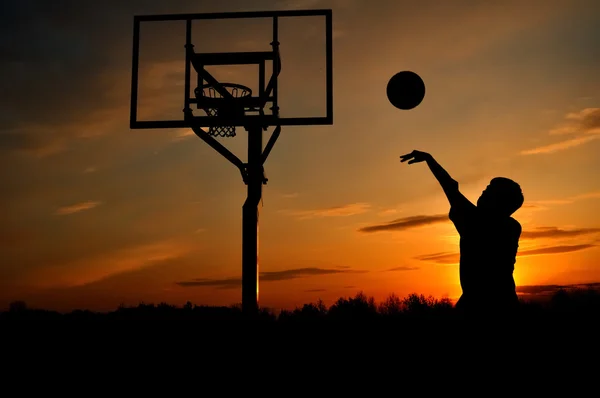 Silhouette di Teen Boy che spara una pallacanestro — Foto Stock