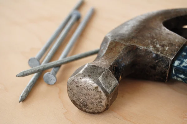 Verzinkte Nägel und ein Krallenhammer — Stockfoto