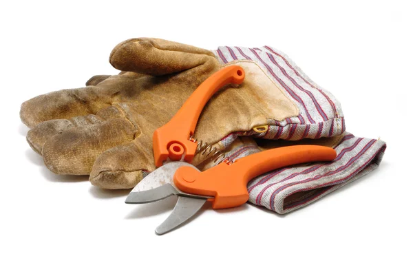 Обрезка ножниц и кожаных перчаток — стоковое фото