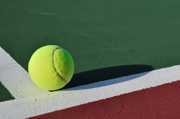 Жовтий тенісний м'яч на корті — стокове фото