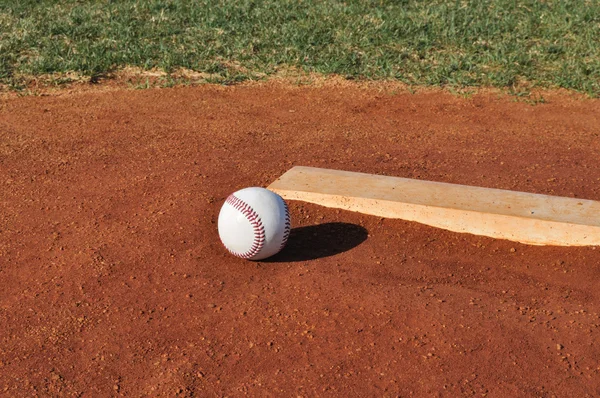 Béisbol en el montículo del lanzador — Foto de Stock