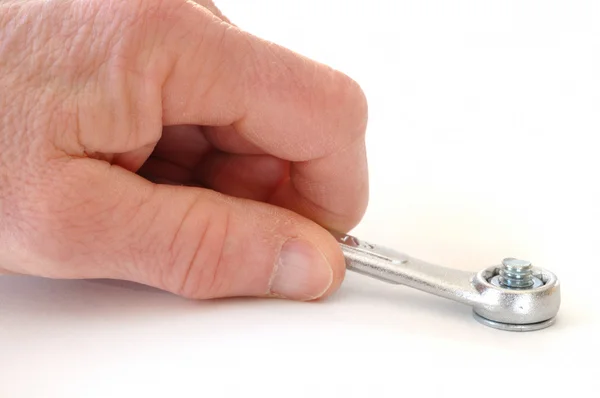Σύσφιξη ένα καρύδι χρησιμοποιώντας ένα γαλλικό κλειδί κλειστού τύπου — Φωτογραφία Αρχείου