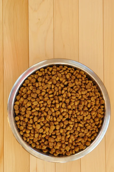 Nourriture sèche pour chien dans un bol en acier inoxydable — Photo