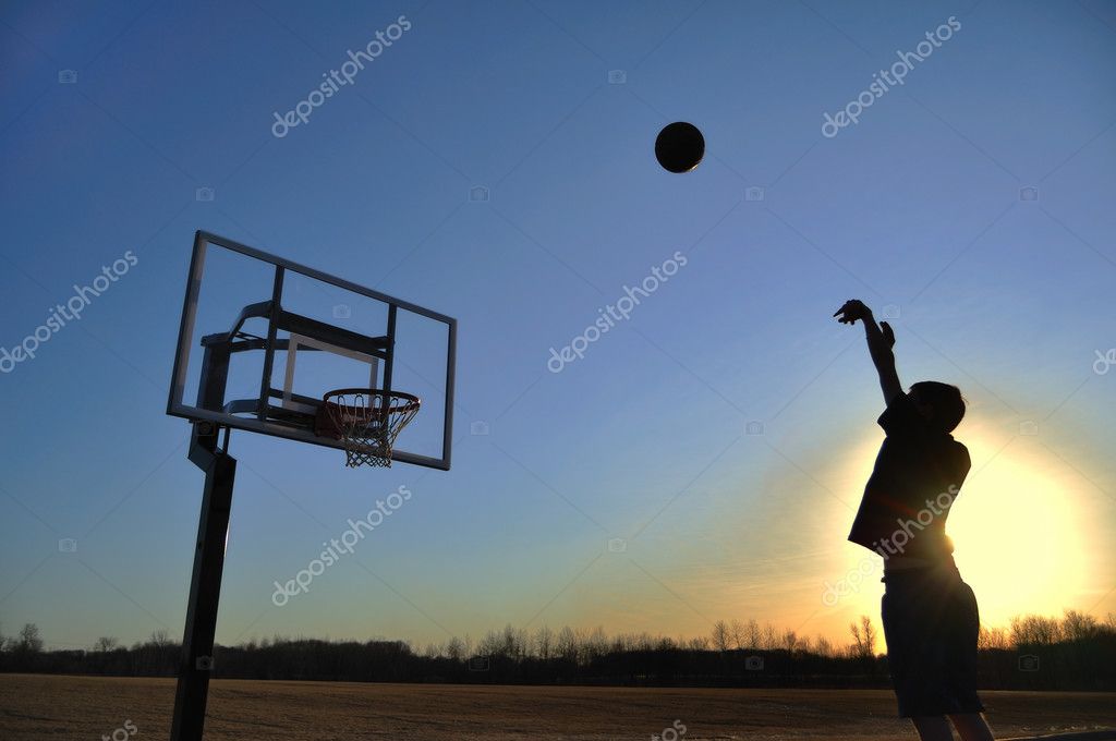 十代の少年は、バスケット ボールを撮影のシルエット — ストック写真