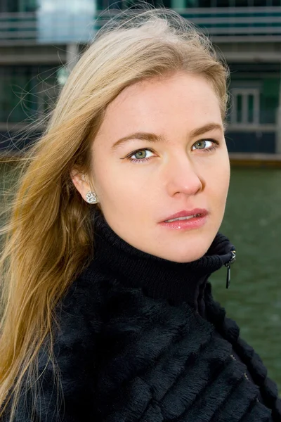 Ung Rysk Kvinna Som Bär Päls — Stockfoto