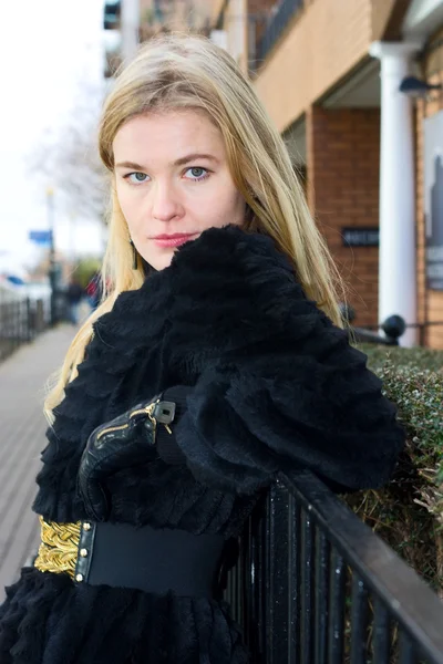 Młoda Rosjanka Pozowanie Noszenie Futra — Zdjęcie stockowe