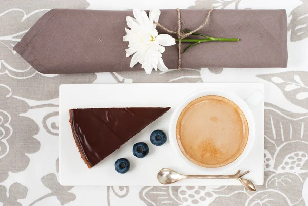 Tarta de chocolate y una taza de café Imagen de stock