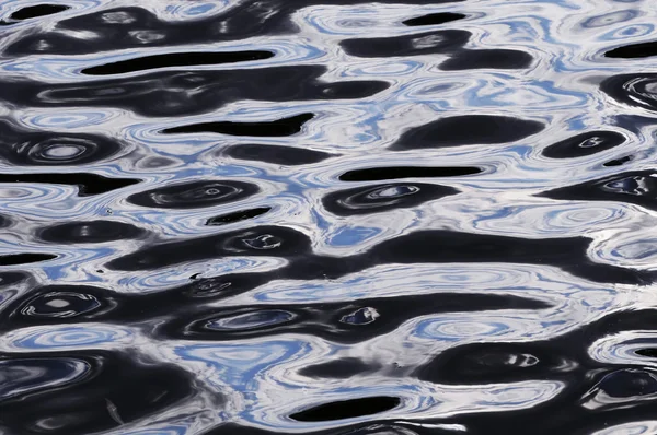 湖で幻想的な水の波紋パターン — ストック写真