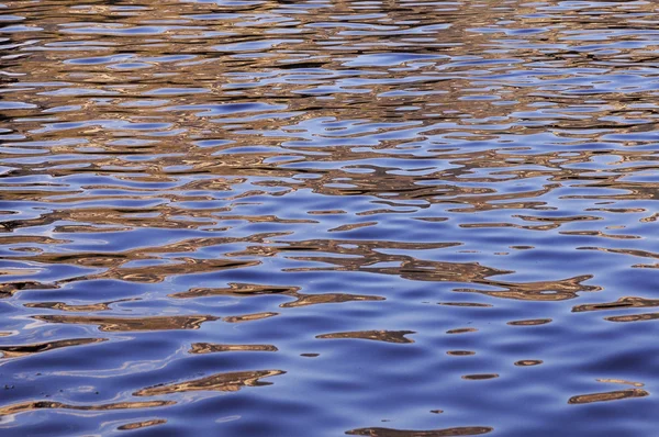 Padrão de ondas de água fantástico no lago — Fotografia de Stock