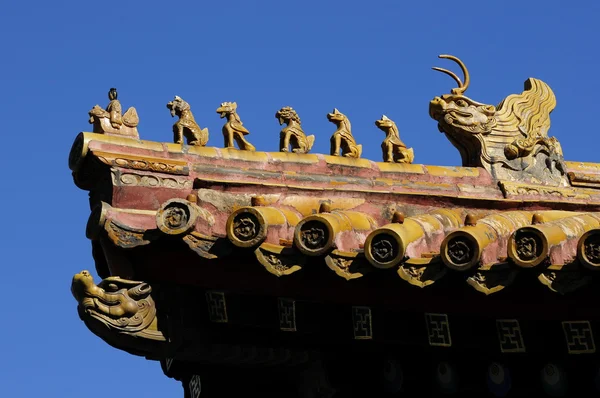 Dragon statues on top of chinese building — Stock Photo, Image