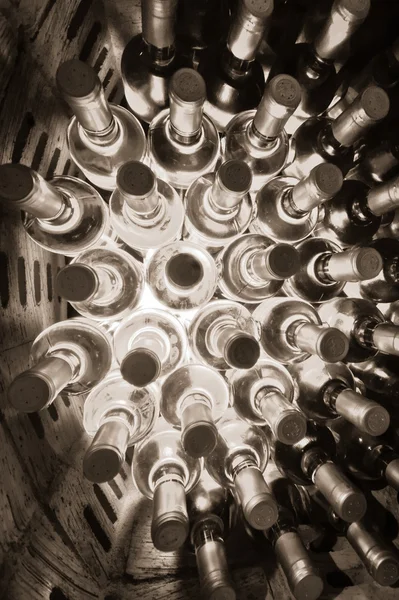 Garrafas de vinho empilhadas — Fotografia de Stock