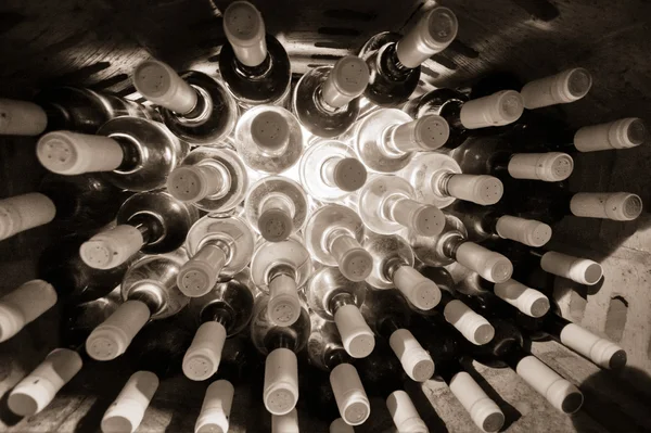 Botellas de vino apiladas —  Fotos de Stock