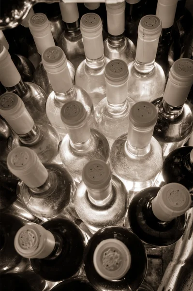 Şarap şişeleri yığılmış — Stok fotoğraf