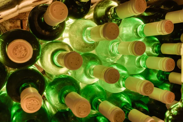 Des bouteilles de vin empilées — Photo