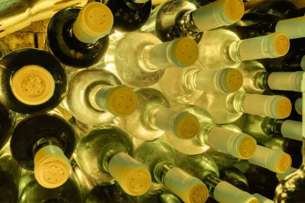 Vin flaskor staplade upp — Stockfoto