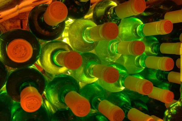 Şarap şişeleri yığılmış — Stok fotoğraf