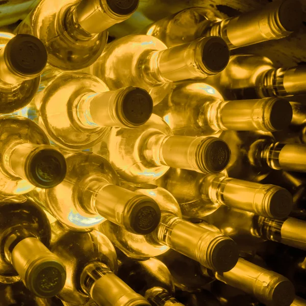 Bottiglie di vino impilate — Foto Stock