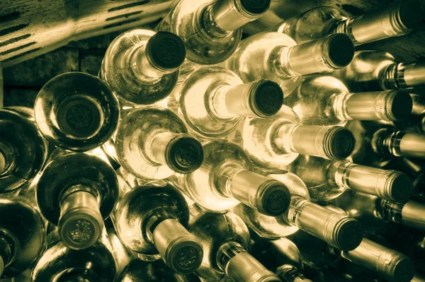 Wijn flessen, gestapeld — Stockfoto