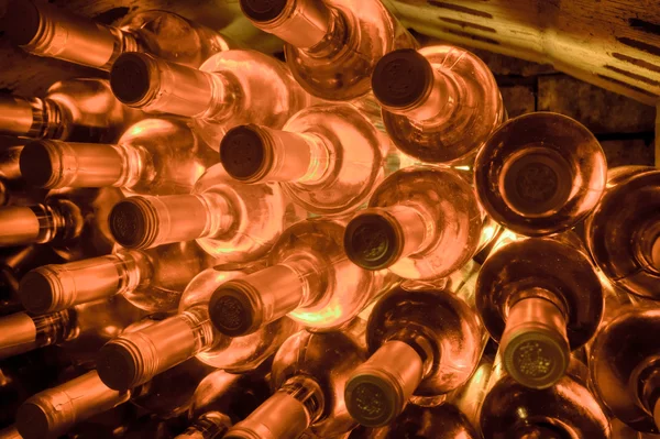 Wijn flessen, gestapeld — Stockfoto