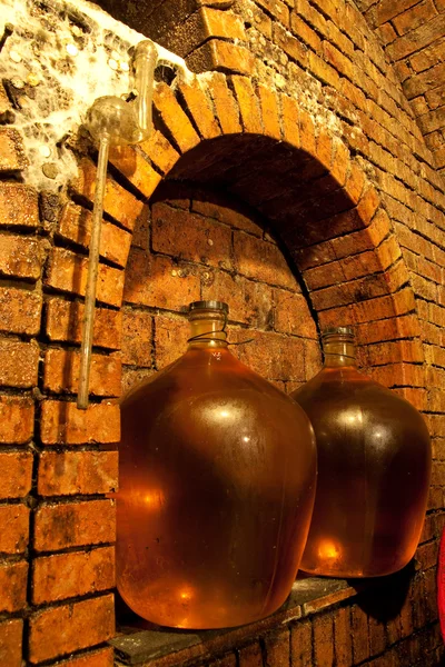 Demijohn em caverna de vinho — Fotografia de Stock