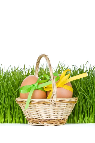 Cesta con huevos de Pascua —  Fotos de Stock