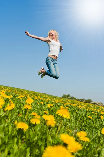 快乐的年轻女人在草甸上 — 图库照片