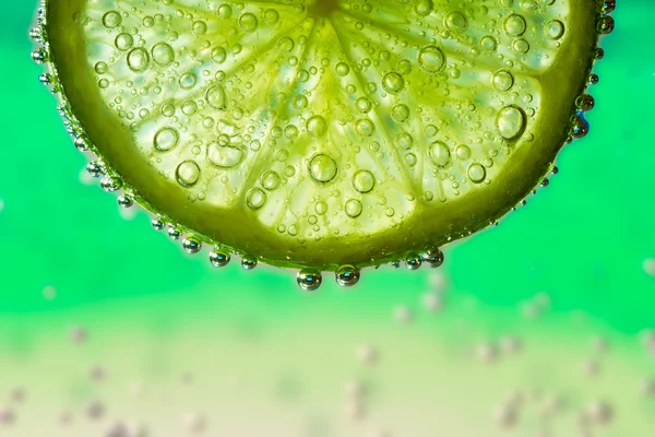 Limão na água — Fotografia de Stock