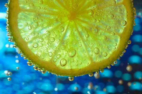 Limão na água — Fotografia de Stock