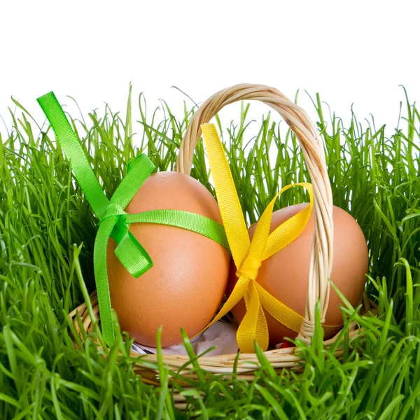 Košík s velikonočními vejci — Stock fotografie