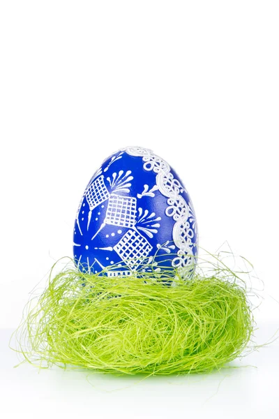 Çimenlerde paskalya yumurtası — Stok fotoğraf