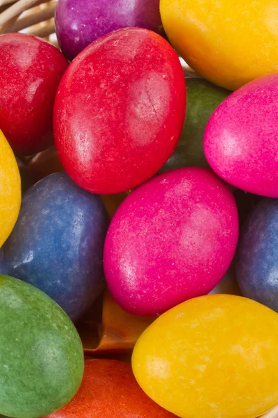 Huevos de Pascua de colores en la cesta —  Fotos de Stock