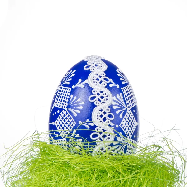 Великоднє яйце в траві — стокове фото