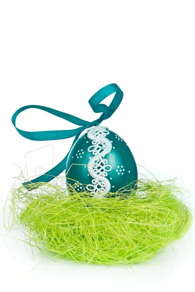 Huevo de Pascua en hierba — Foto de Stock