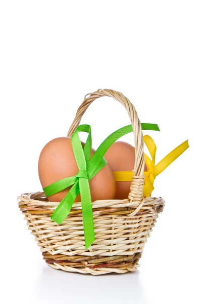 Cesta com ovos de Páscoa — Fotografia de Stock