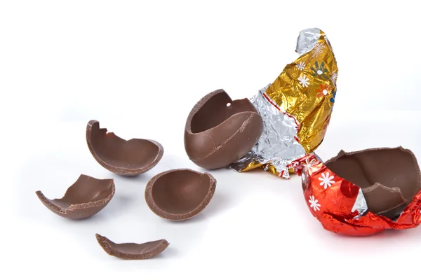 Разбитое шоколадное яйцо — стоковое фото