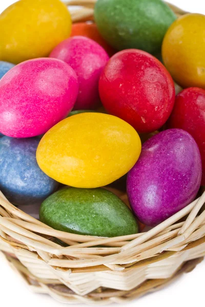 Sepette renkli paskalya yumurtaları — Stok fotoğraf