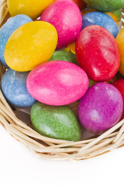 Ovos de páscoa coloridos na cesta — Fotografia de Stock