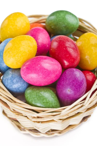 Oeufs de Pâques colorés dans le panier — Photo