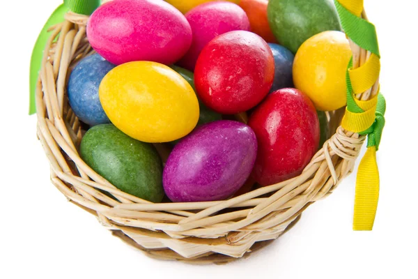 Uova di Pasqua colorate nel cestino — Foto Stock