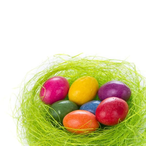 Пасхальные яйца в гнезде — стоковое фото