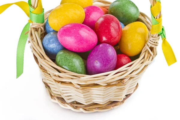 Huevos de Pascua de colores en la cesta — Foto de Stock