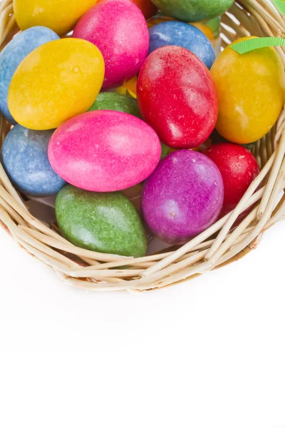 Barevné velikonoční vejce v košíku — Stock fotografie