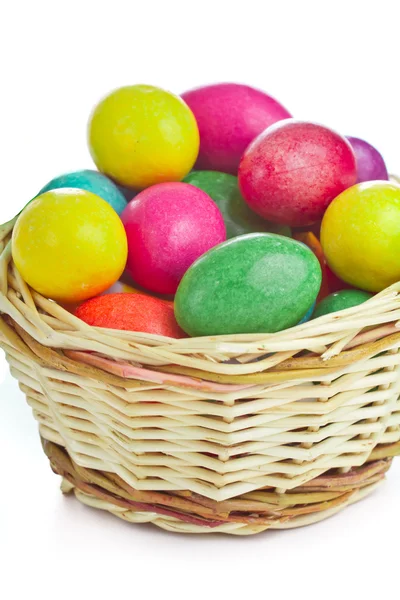 Красочные пасхальные яйца в корзине — стоковое фото