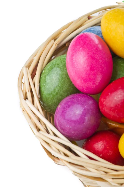 Красочные пасхальные яйца в корзине — стоковое фото