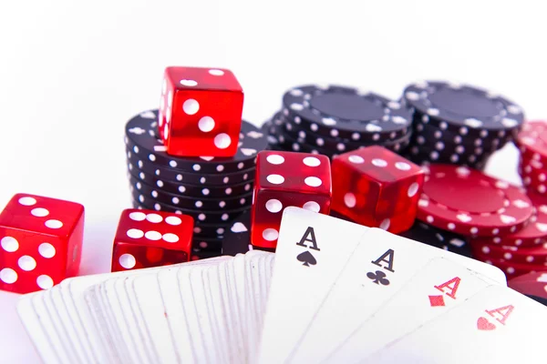 Azen, dobbelstenen en poker chips — Stockfoto