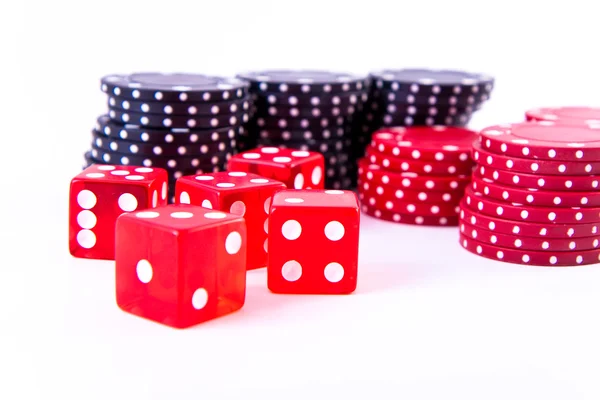 Pokermarker och tärningar — Stockfoto