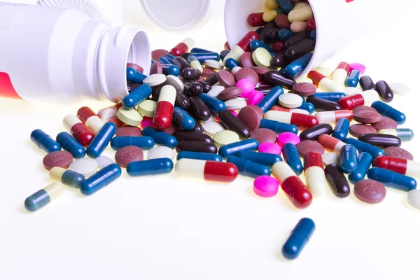 Pillole fuoriuscite dal contenitore — Foto Stock