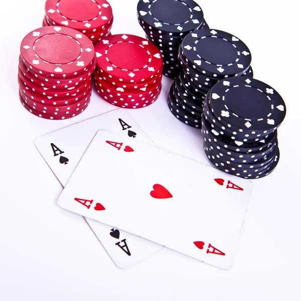 Speelkaarten en pokerchips — Stockfoto