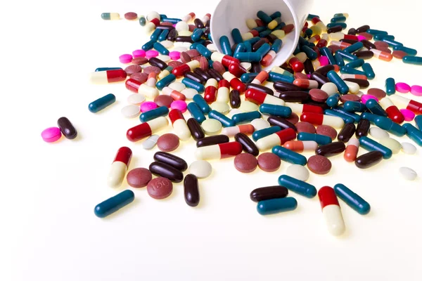 Píldoras que se derraman fuera del contenedor — Foto de Stock